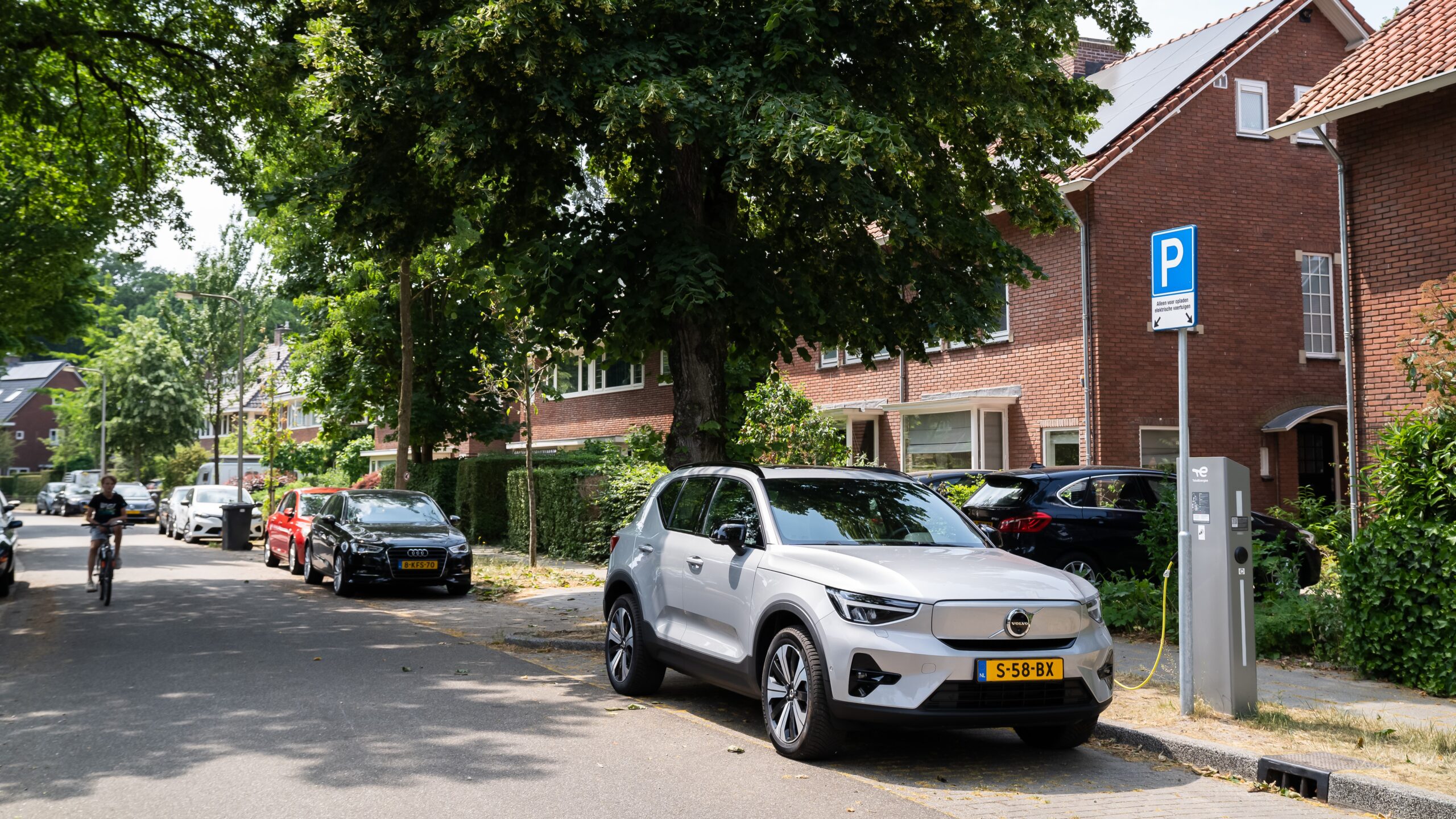 Elektrisch rijden - auto aan laadpaal Driebergen-Zeist (2)